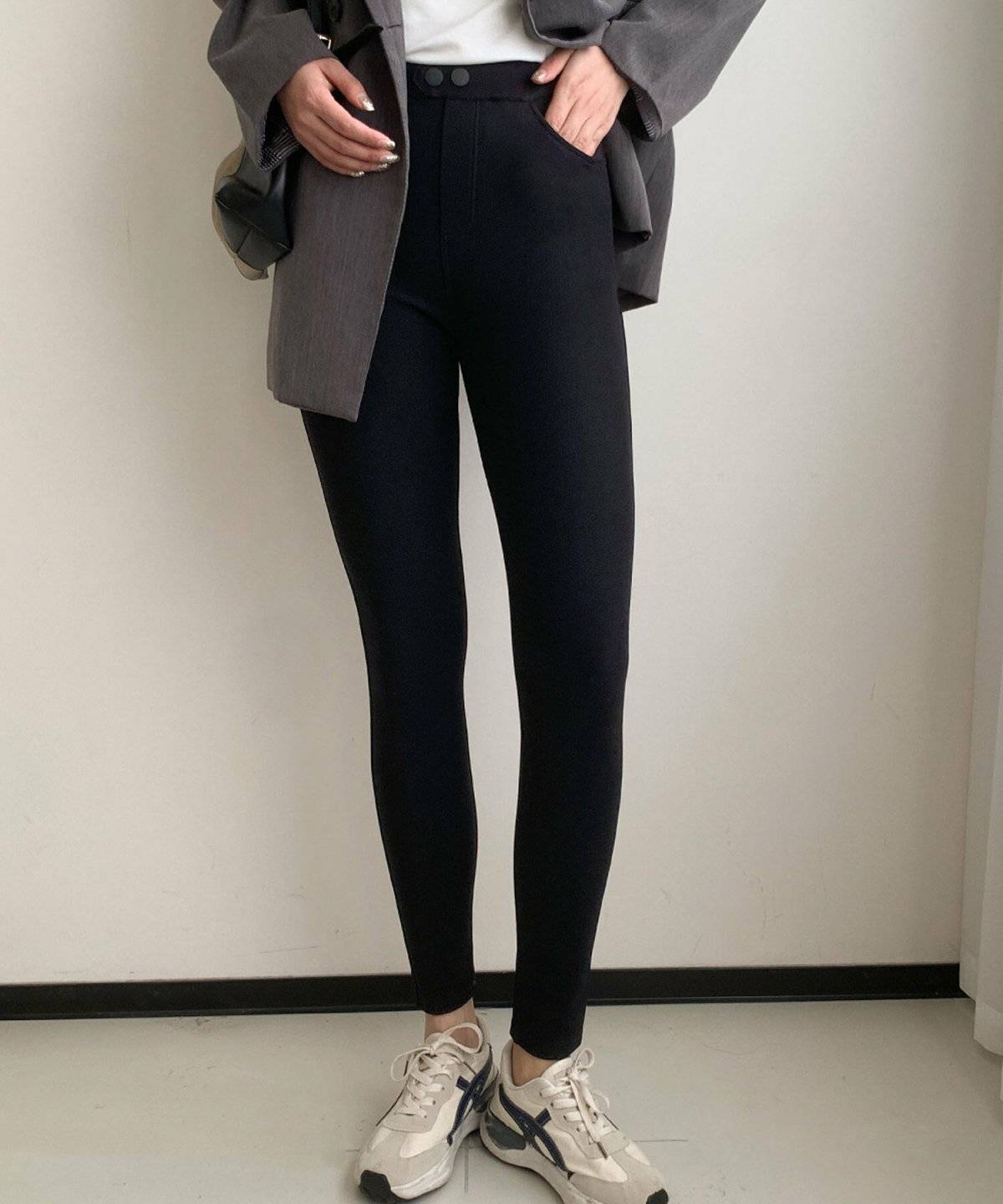 スニーカーコーデの女性