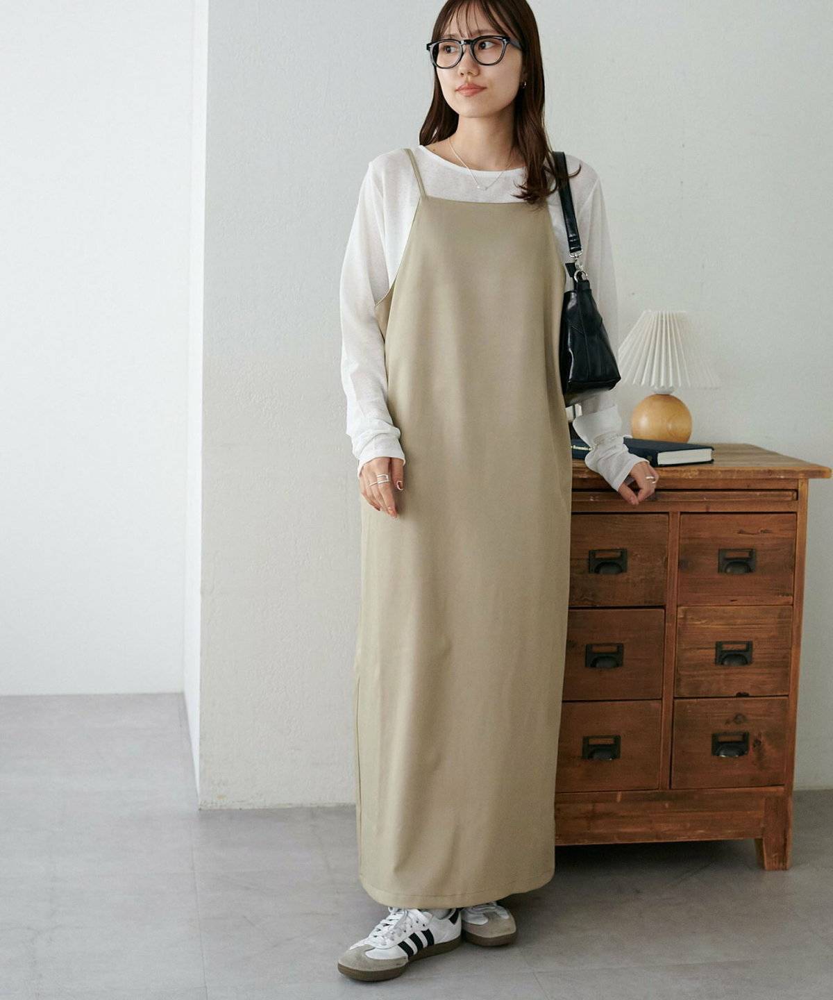 スニーカーコーデの女性