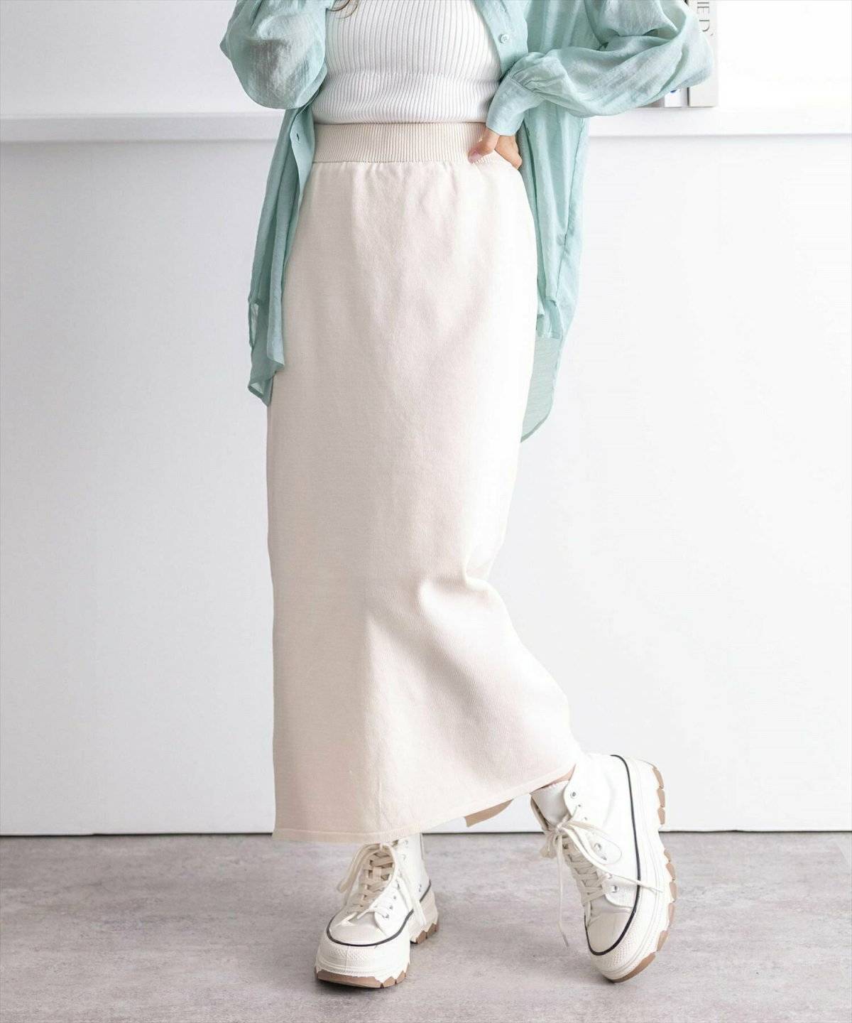 スニーカーコーデの女性