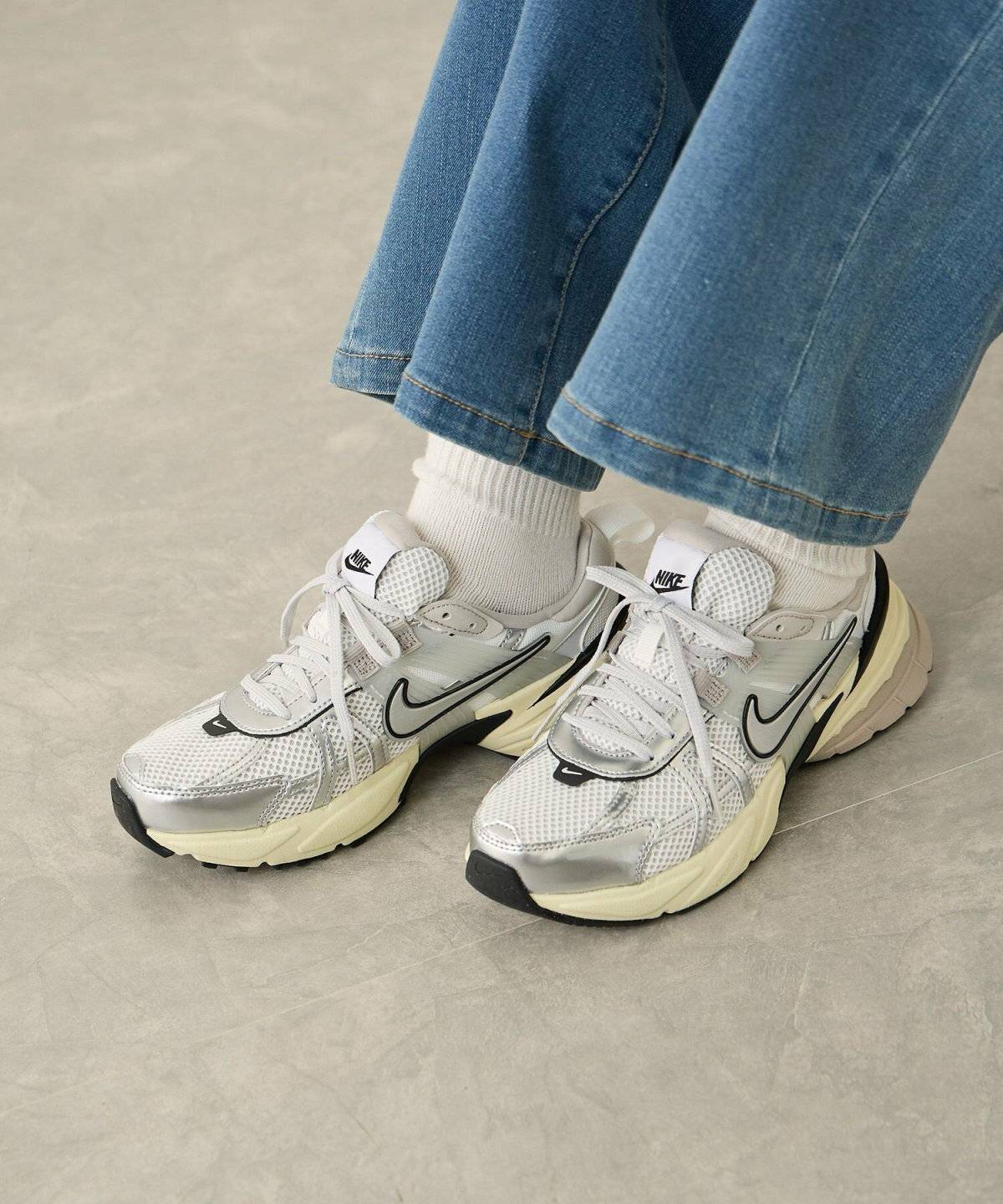 スニーカーコーデの女性