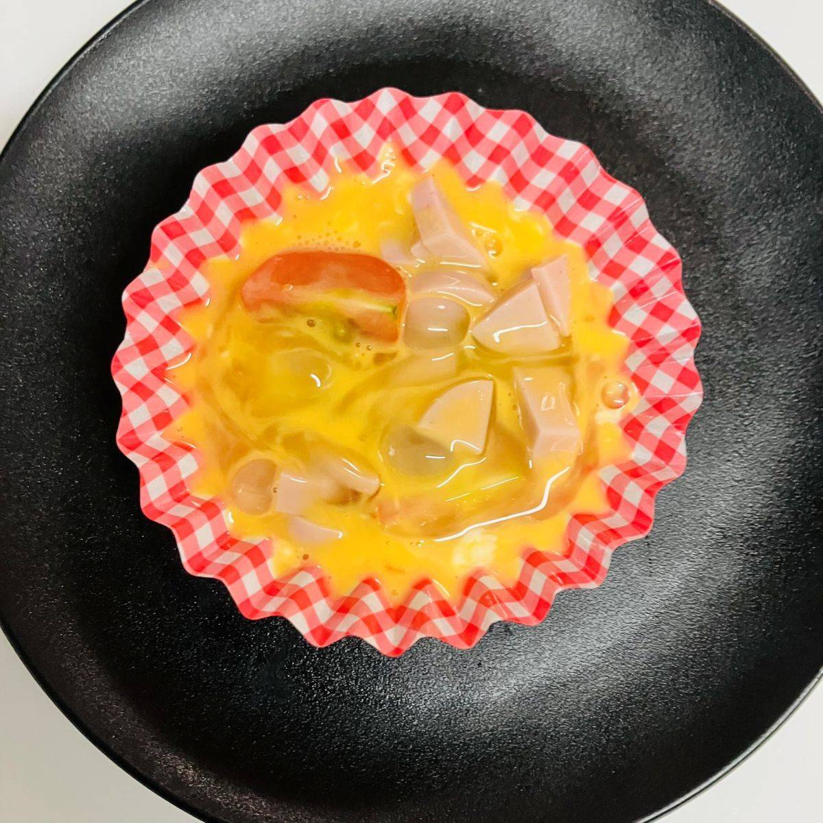 ニッスイ公式の「おさかなのソーセージの彩りカップオムレツ」のレシピ