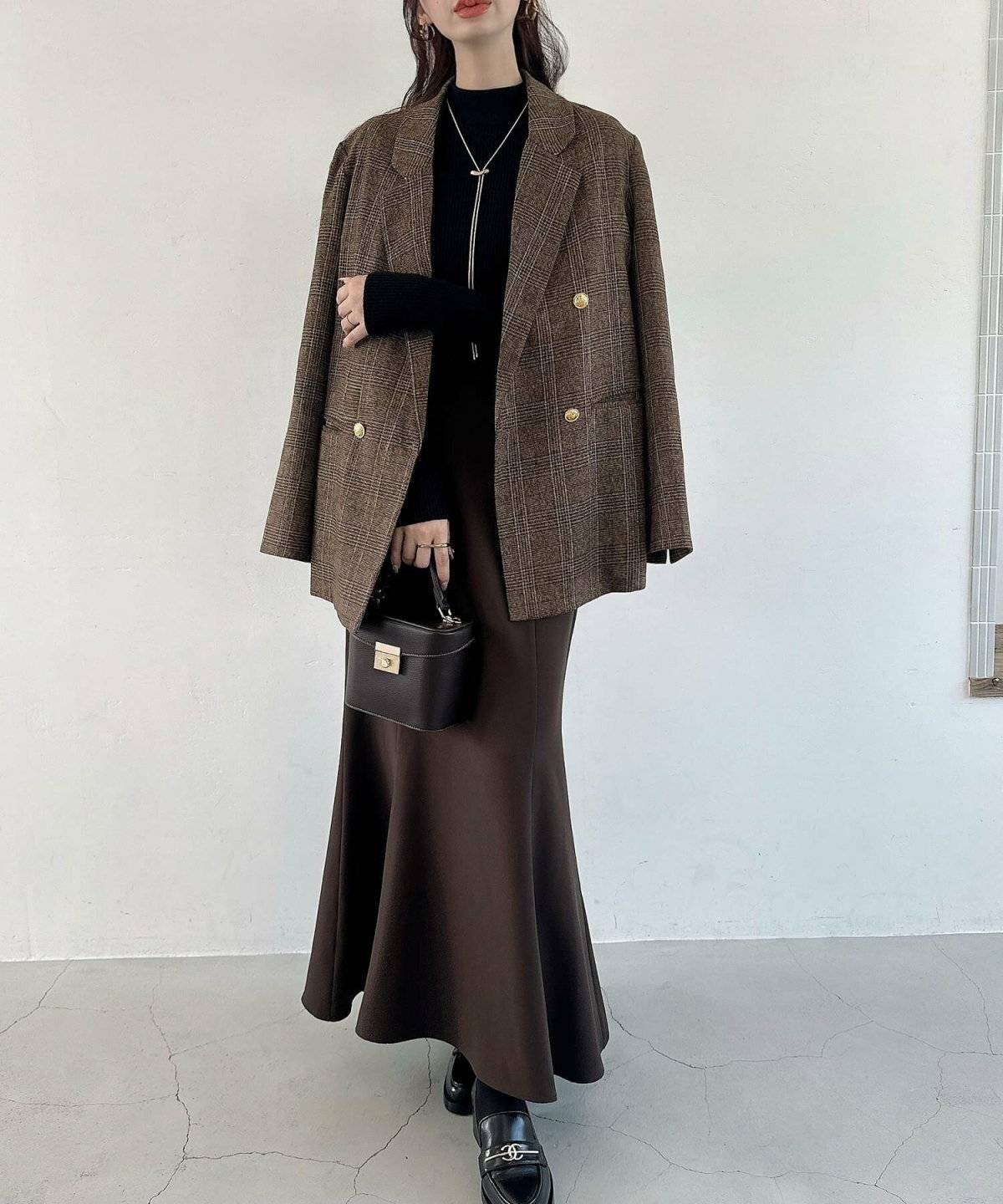 スカートコーデの女性