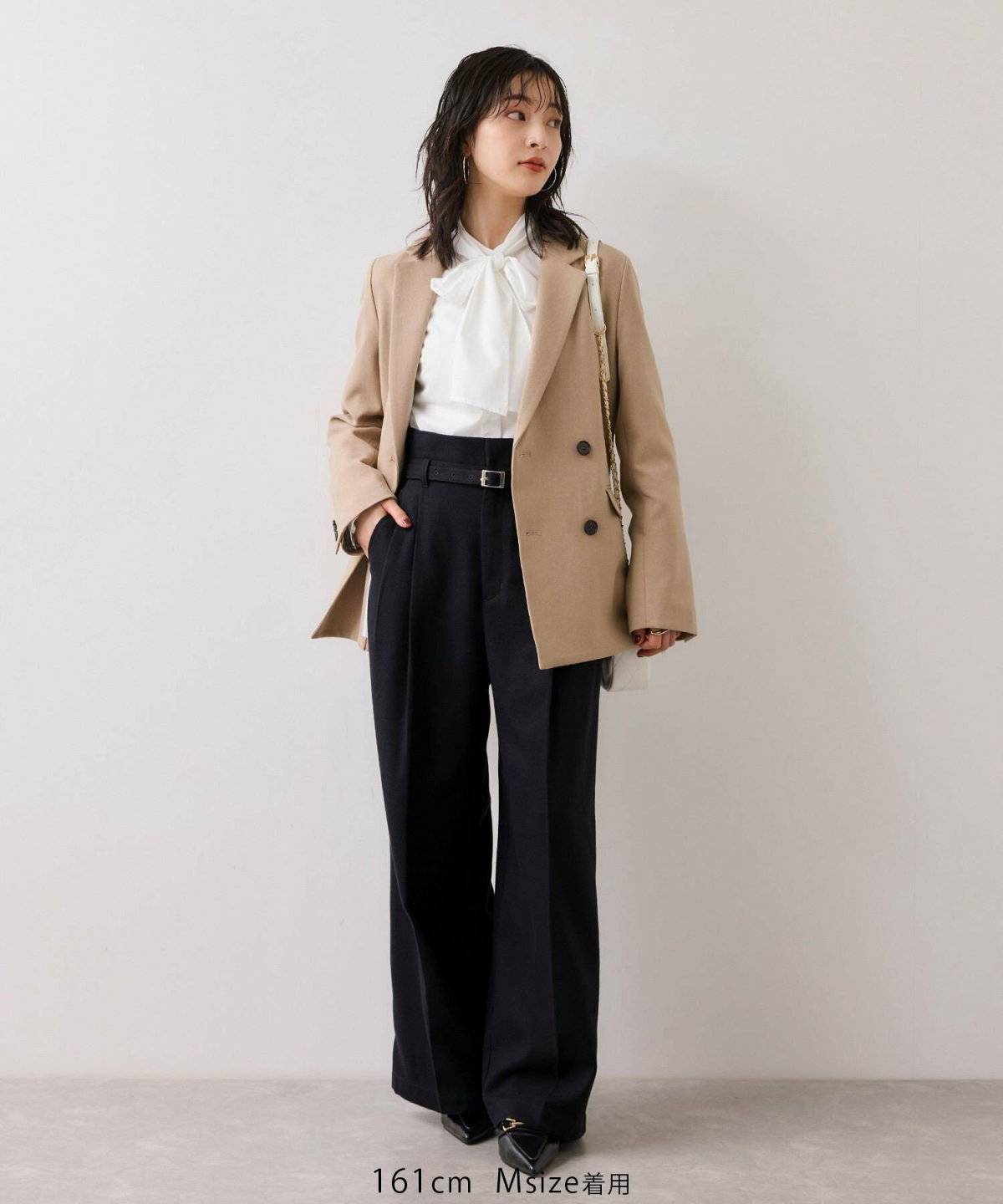 パンツコーデの女性