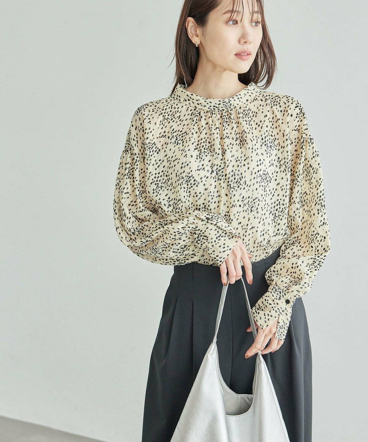 パンツコーデの女性