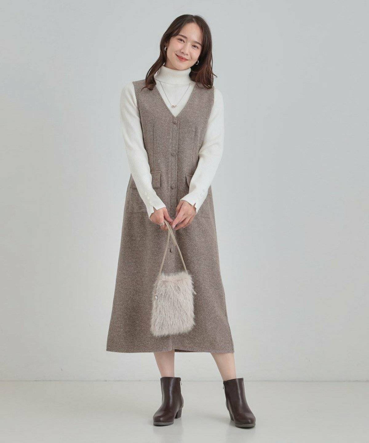 ワンピースコーデの女性