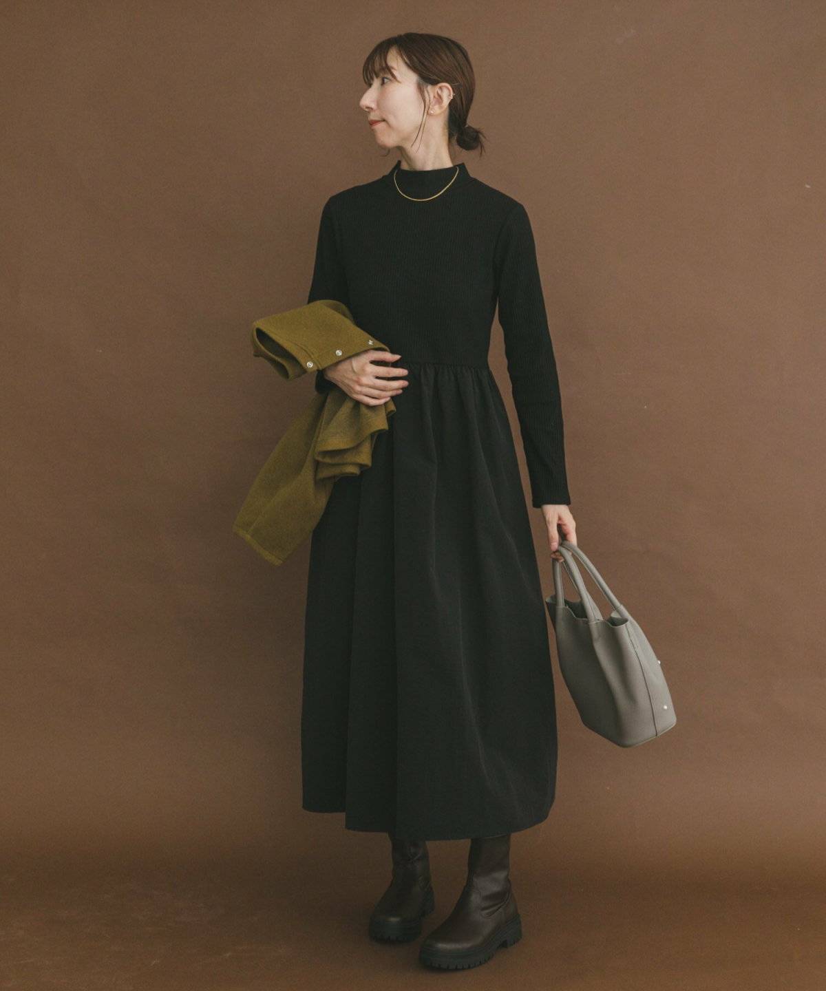 ワンピースコーデの女性