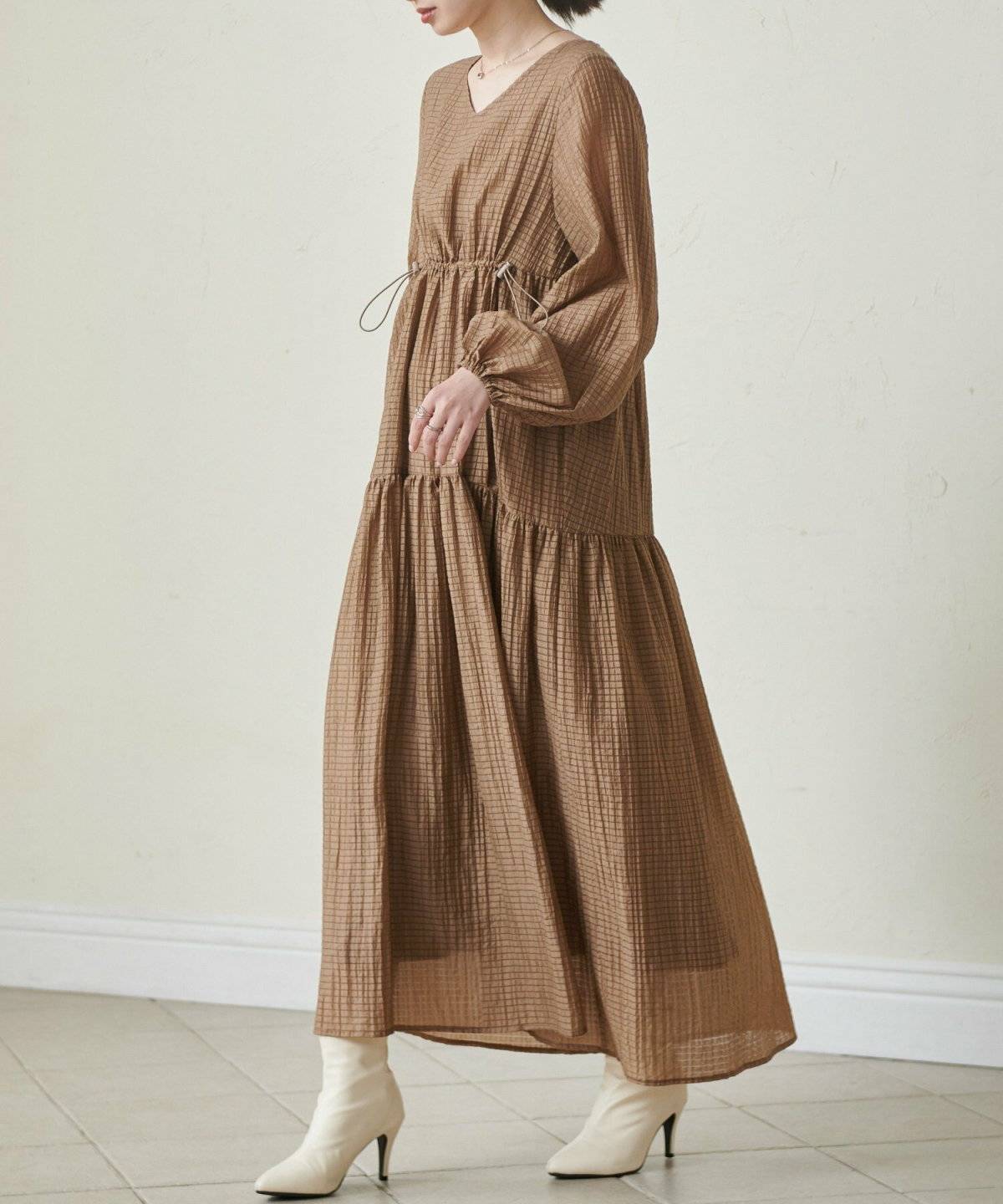 ワンピースコーデの女性