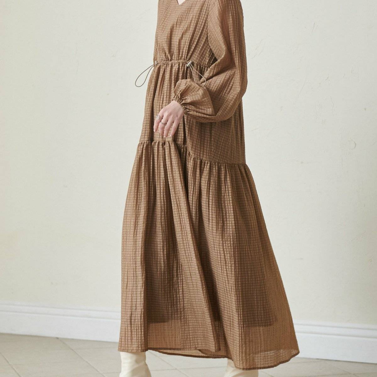 ワンピースコーデの女性