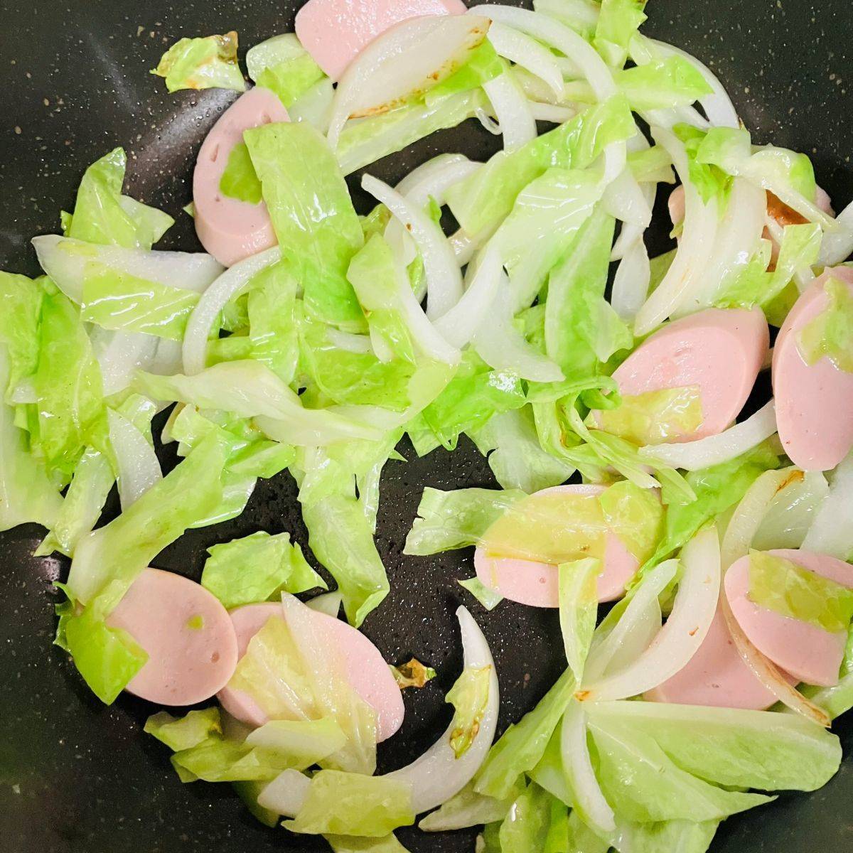 マルちゃん公式の「ソーセージとキャベツの粒マスタード焼そば」のレシピ