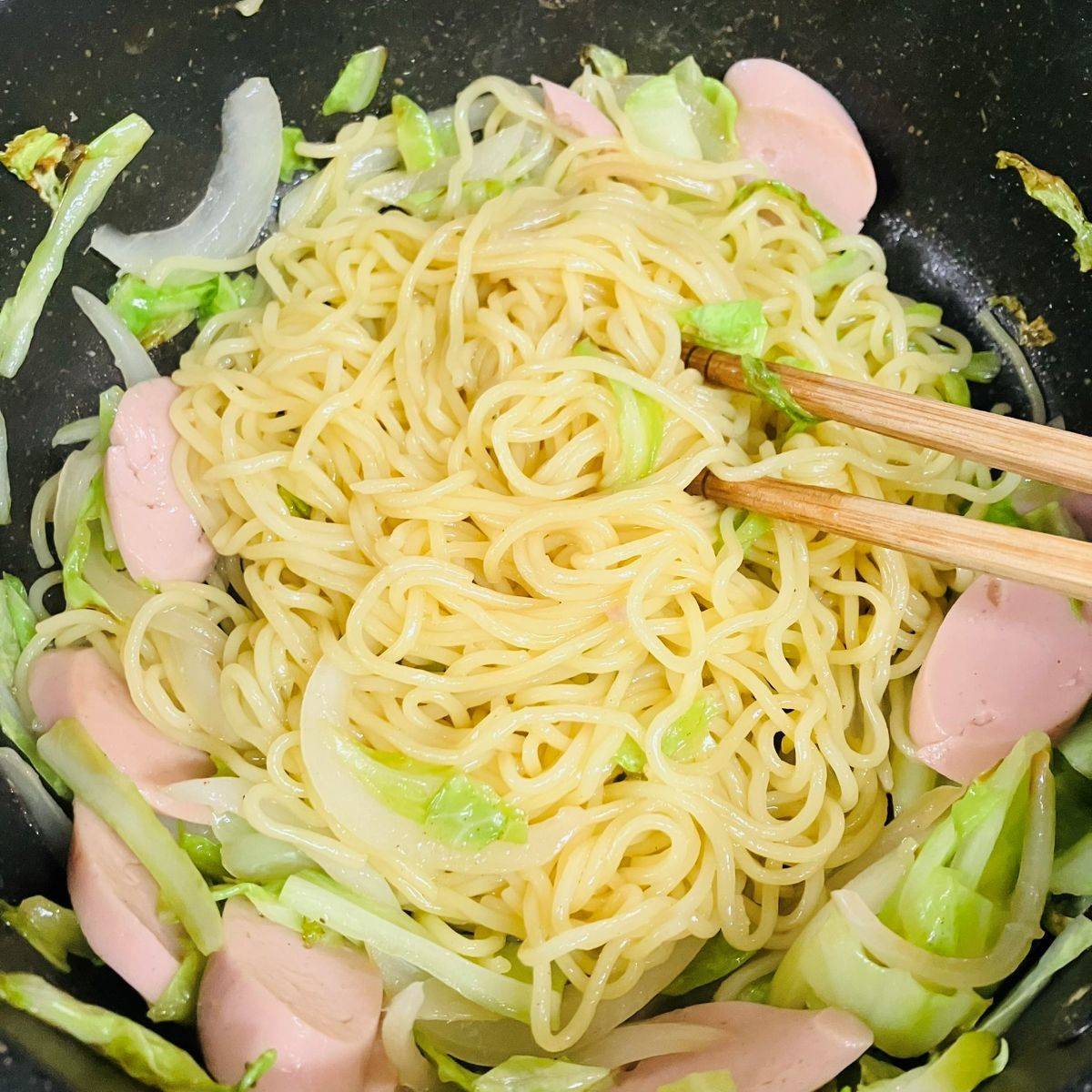 マルちゃん公式の「ソーセージとキャベツの粒マスタード焼そば」のレシピ