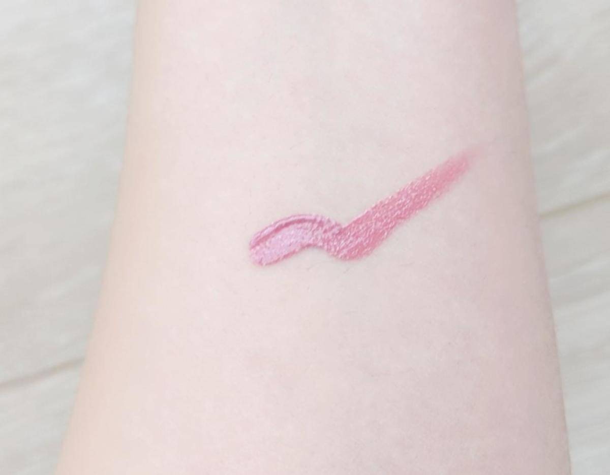 リップカラーを腕にのせた画像