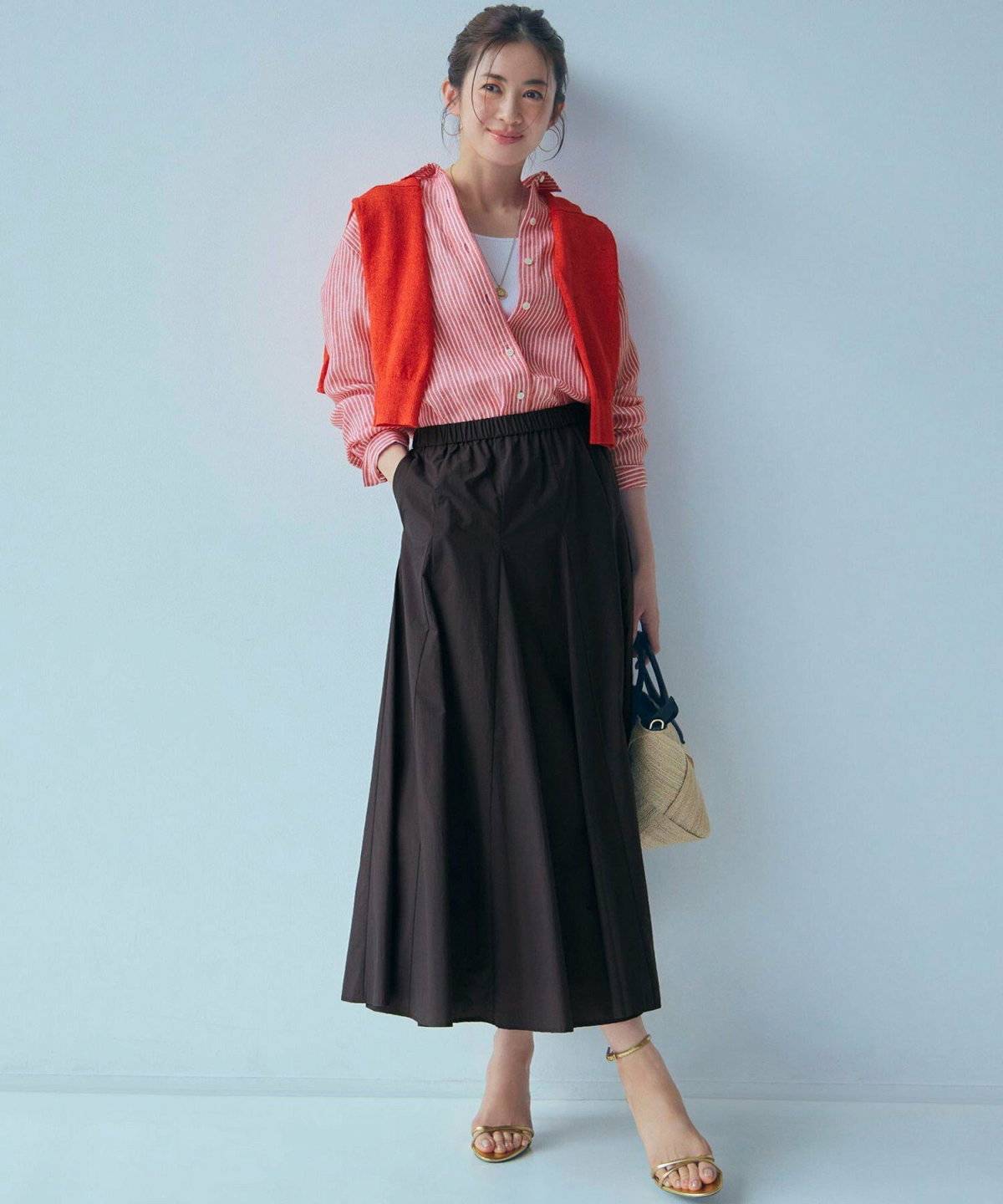 スカートコーデの女性
