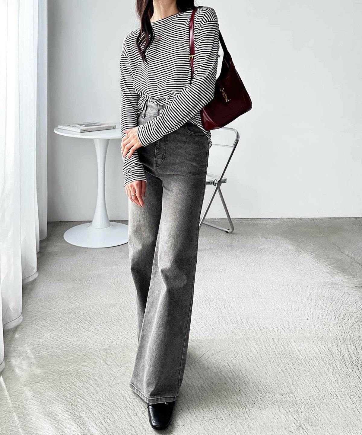 パンツコーデの女性