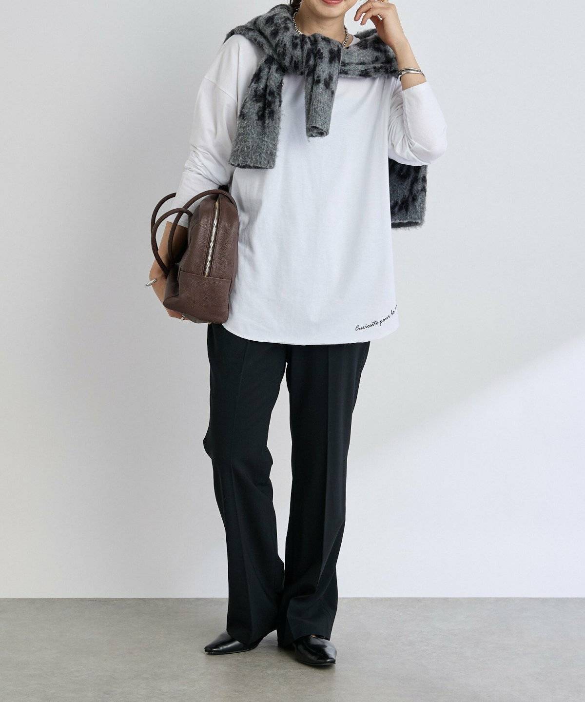 パンツコーデの女性