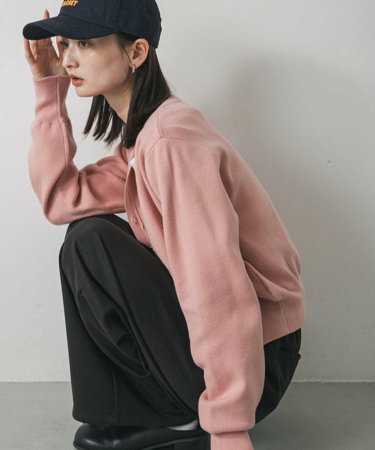 パンツコーデの女性