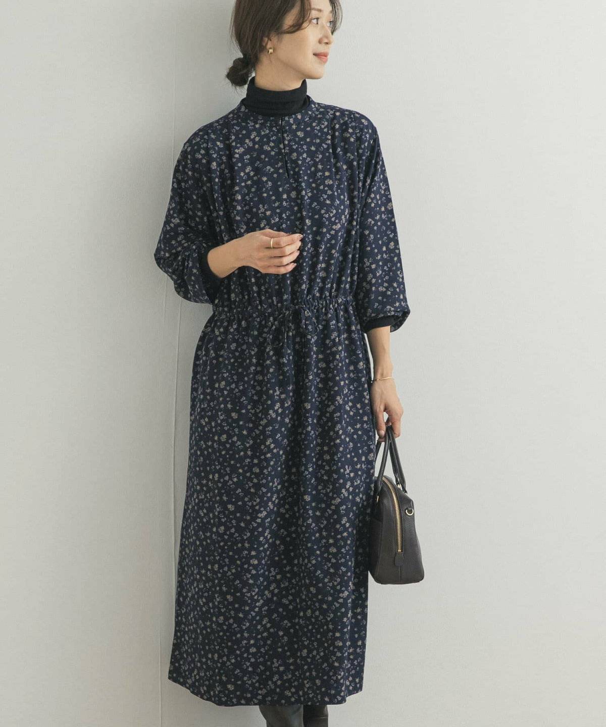 ワンピースコーデの女性