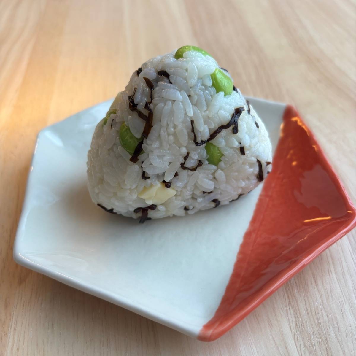 くらこん公式の「塩こんぶと枝豆のおにぎり」のレシピ