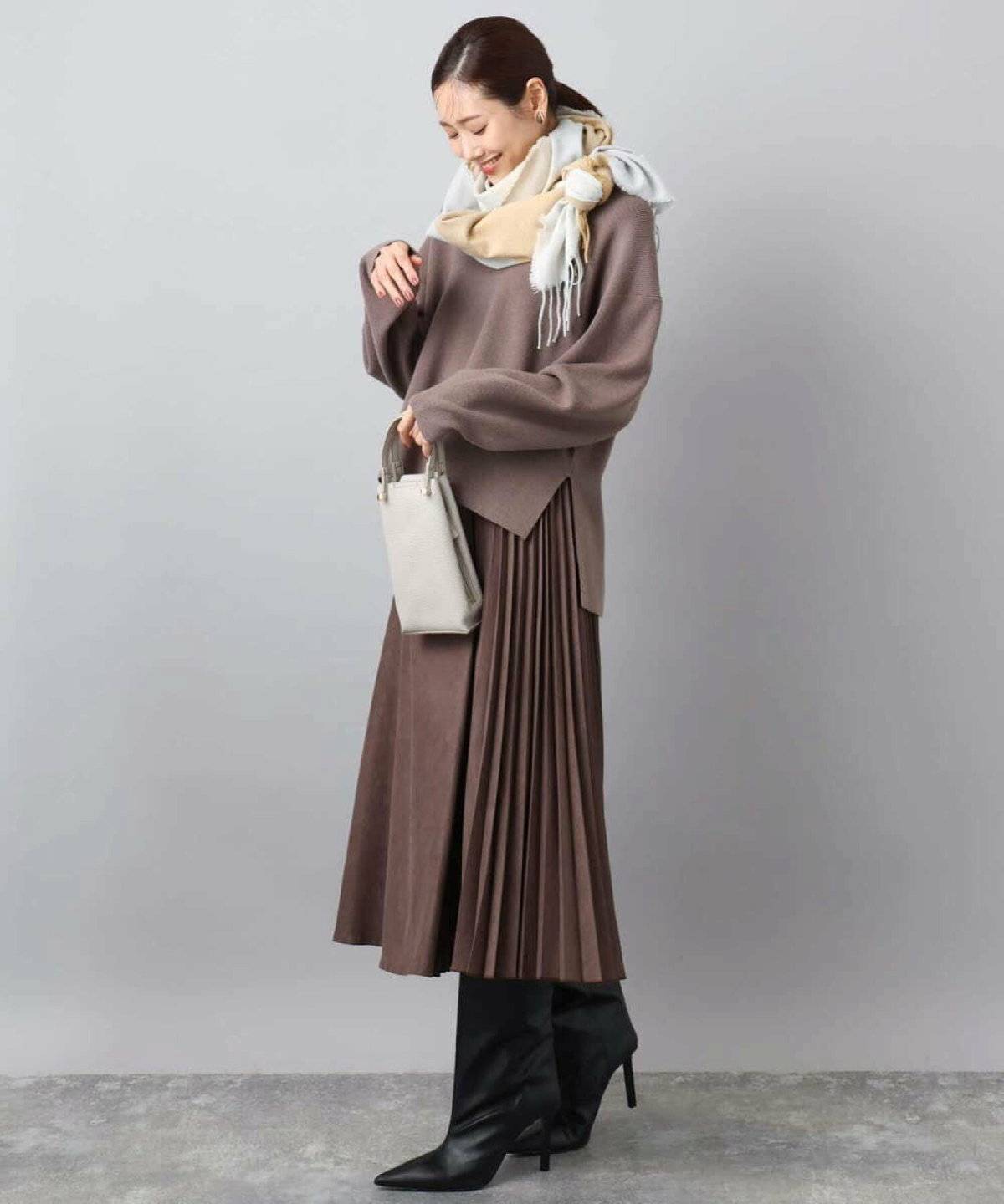 スカートコーデの女性