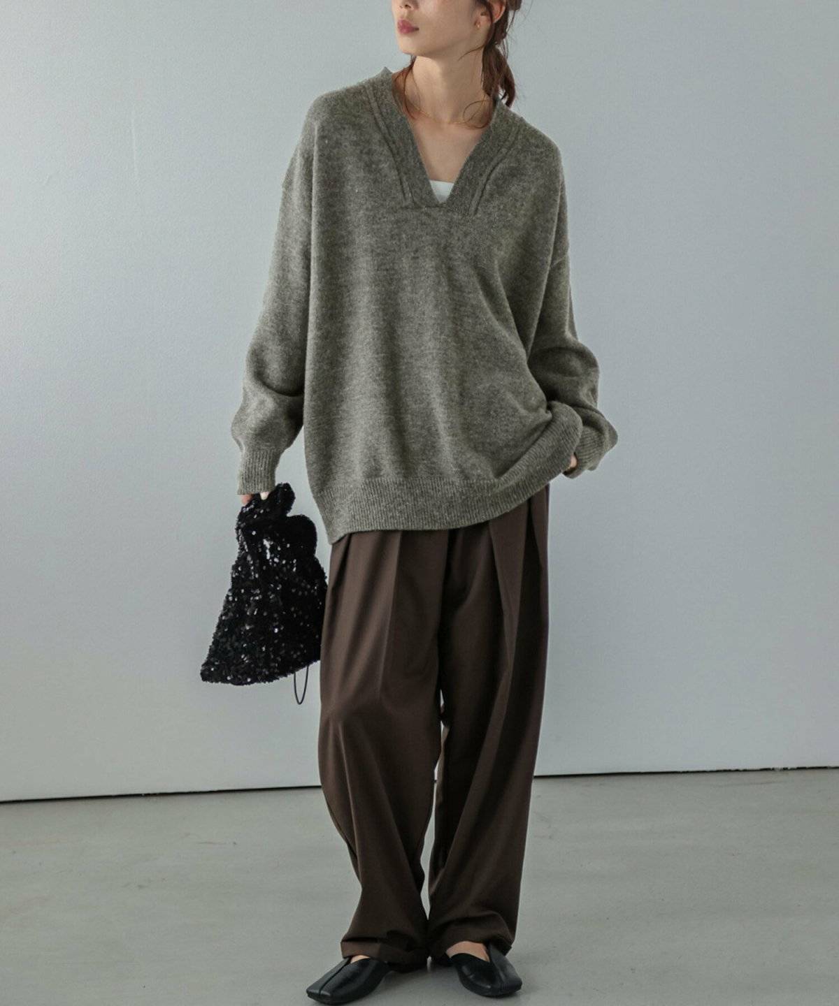 パンツコーデの女性