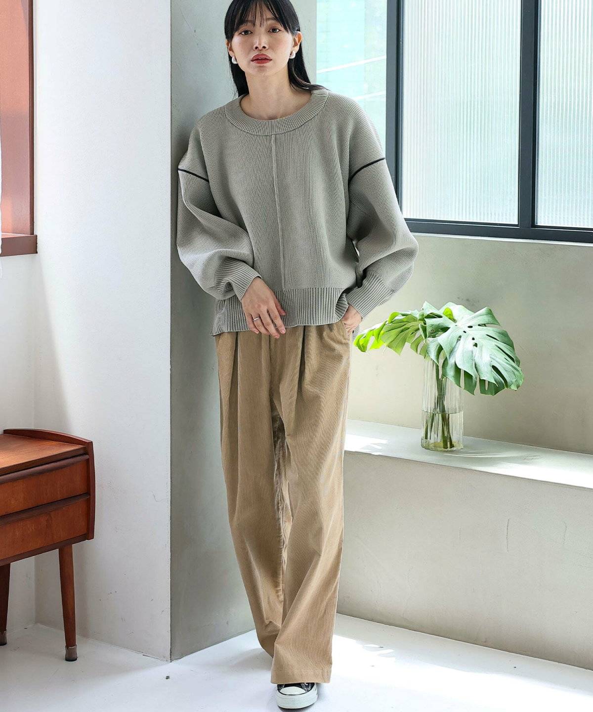 パンツコーデの女性