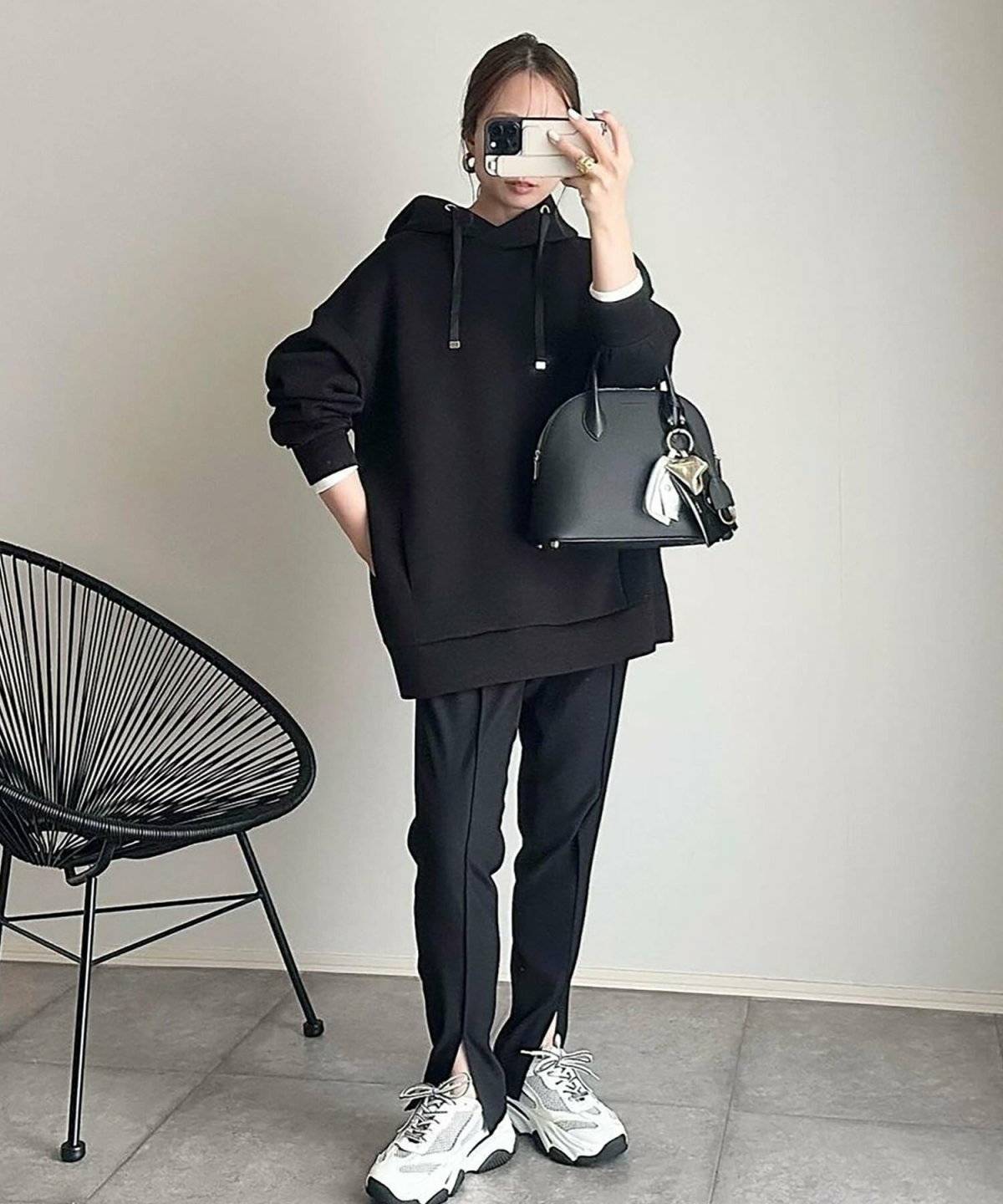 パンツコーデの女性