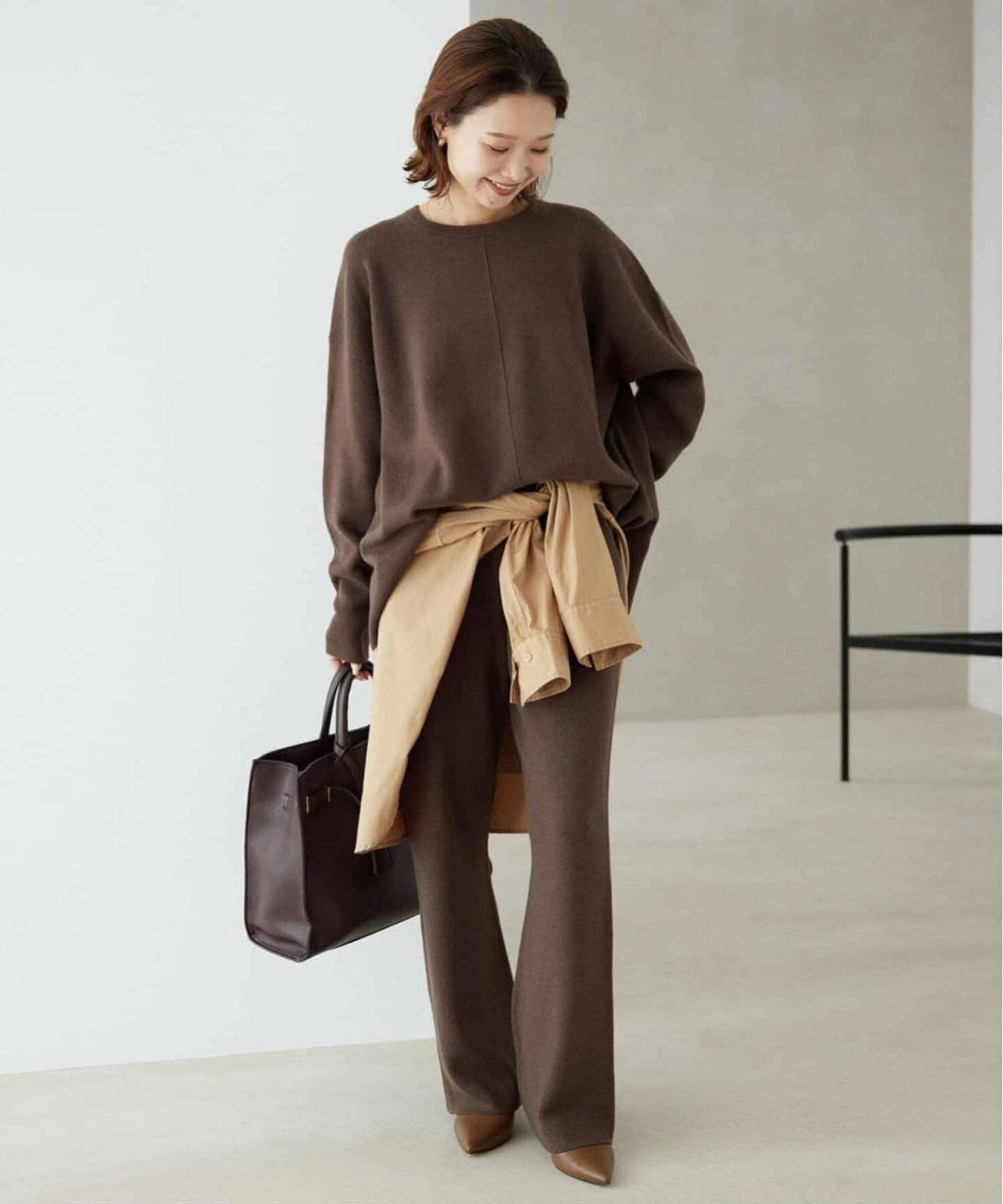 パンツコーデの女性