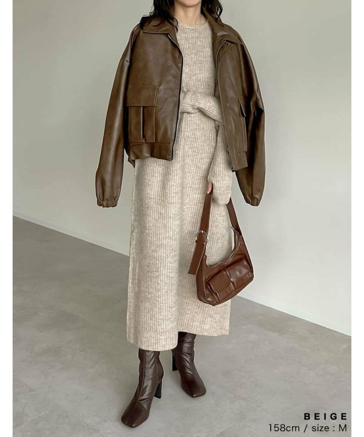 ワンピースコーデの女性