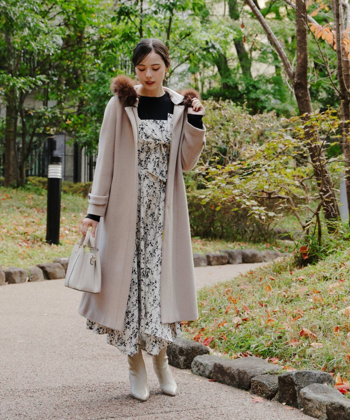 ワンピースコーデの女性