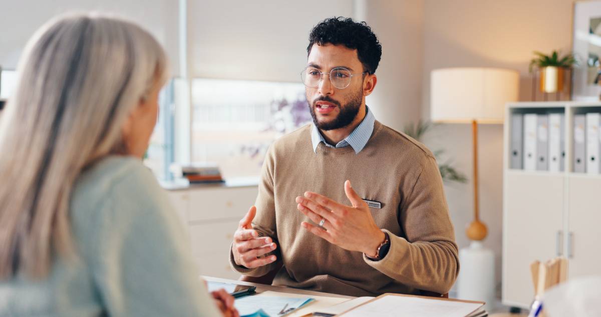 同僚の女性と話し合う男性