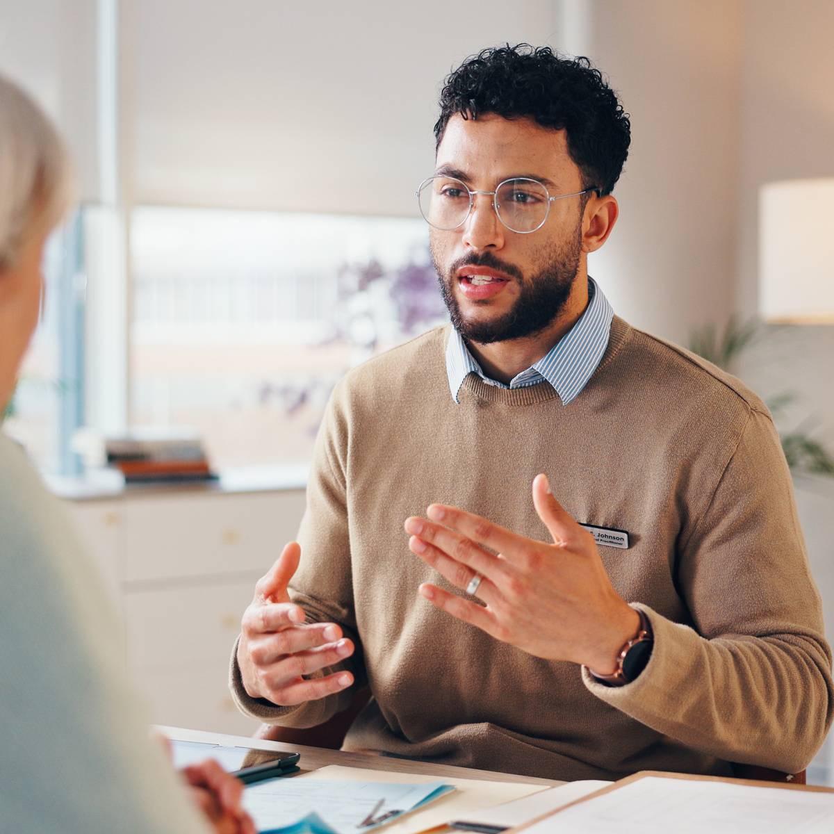 同僚の女性と話し合う男性