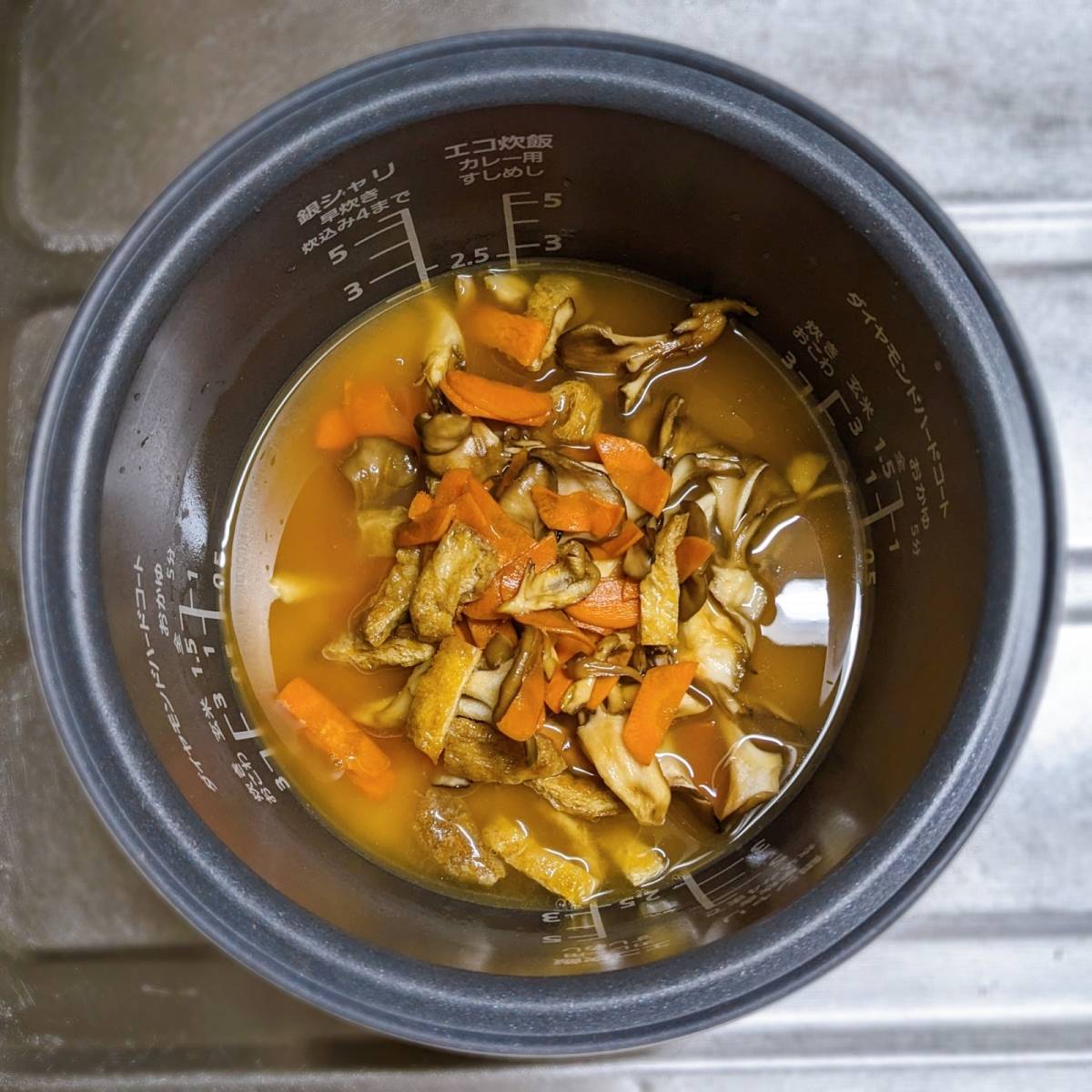 JAグループ公式の「舞茸とお揚げの炊き込みごはん」のレシピ