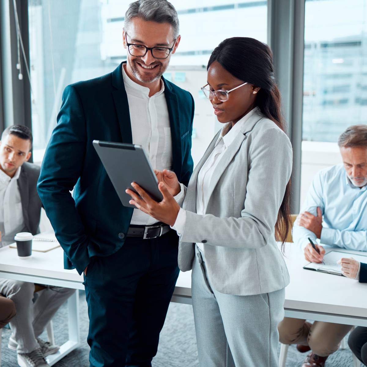 タブレットを見ながら話し合う男女