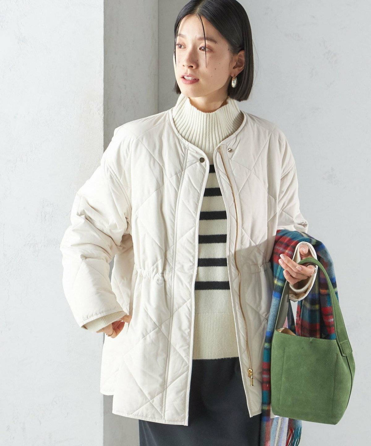 モノトーンコーデの女性