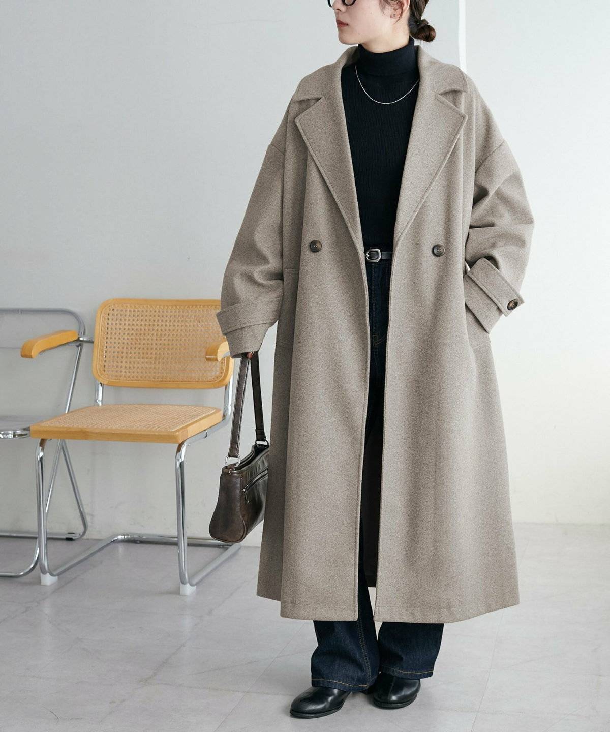 モノトーンコーデの女性