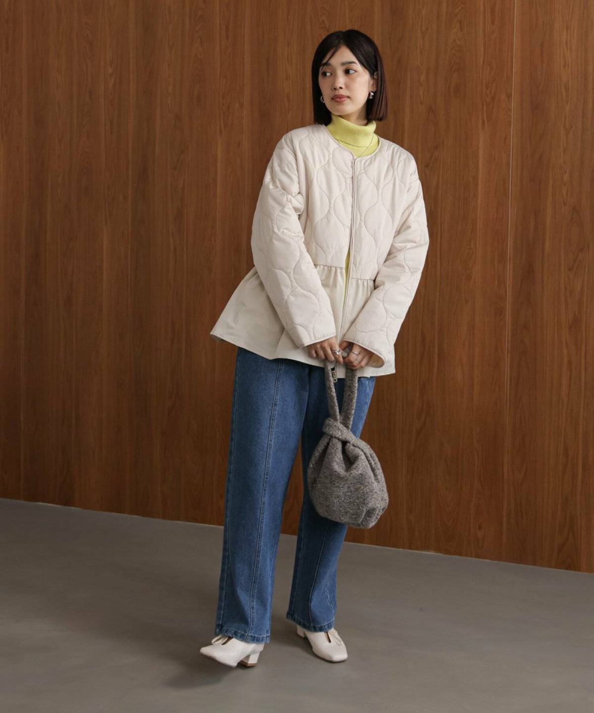 ダウンにデニムを合わせた女性