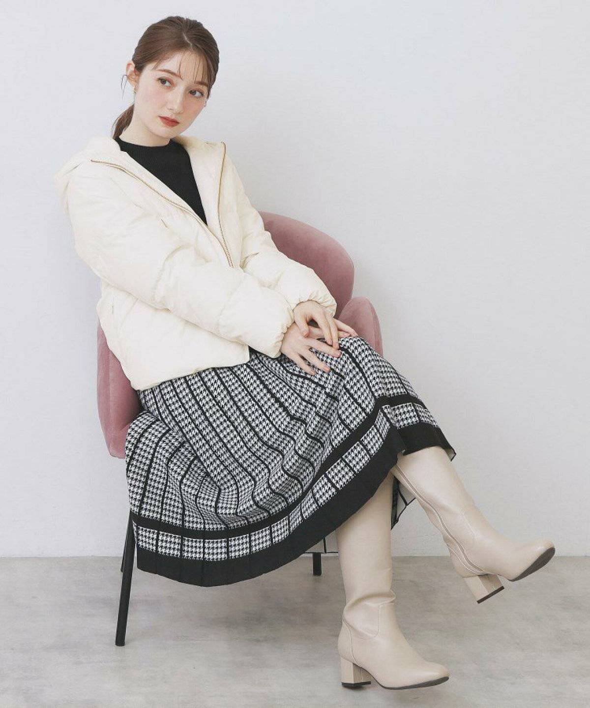 モノトーンコーデの女性