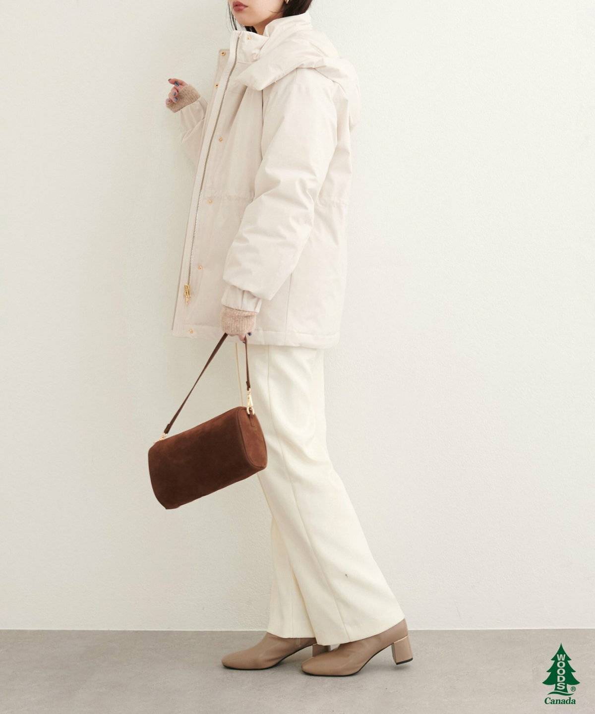 オールホワイトコーデの女性