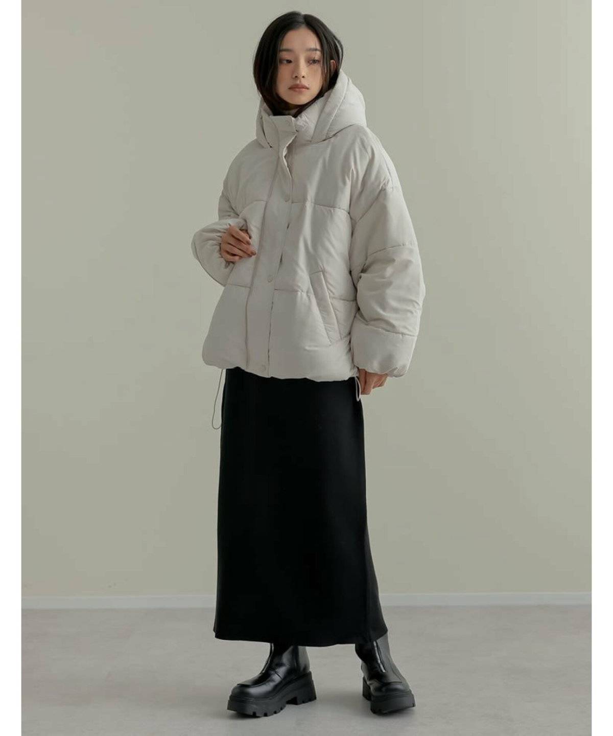 モノトーンコーデの女性