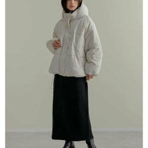  モノトーンコーデの女性 