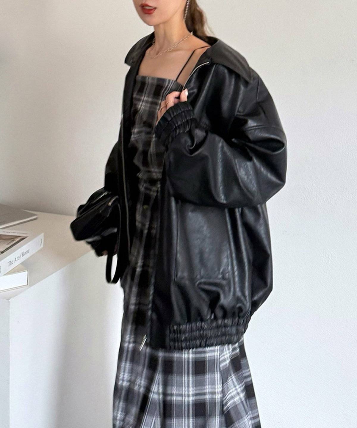 モノトーンコーデの女性