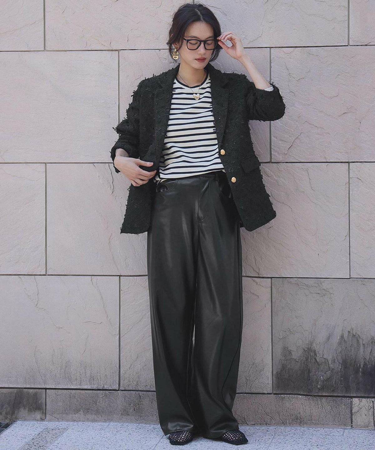 ボーダー柄トップスにツイードコートを羽織った女性