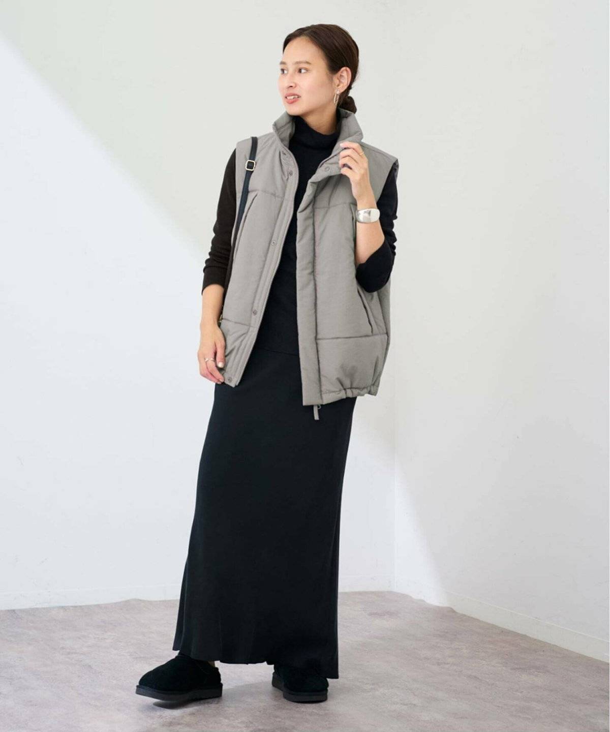 オールブラックコーデの女性