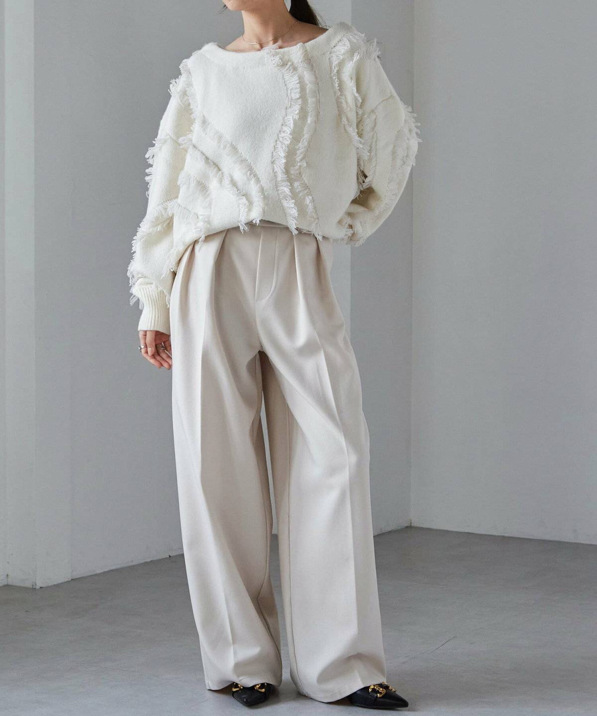 オールホワイトコーデの女性