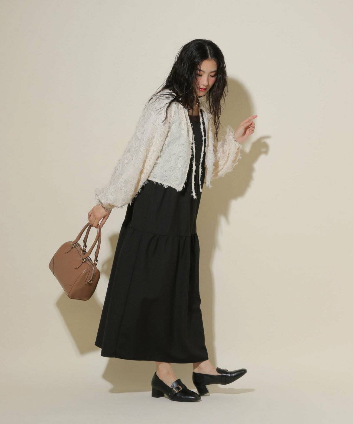 モノトーンコーデの女性