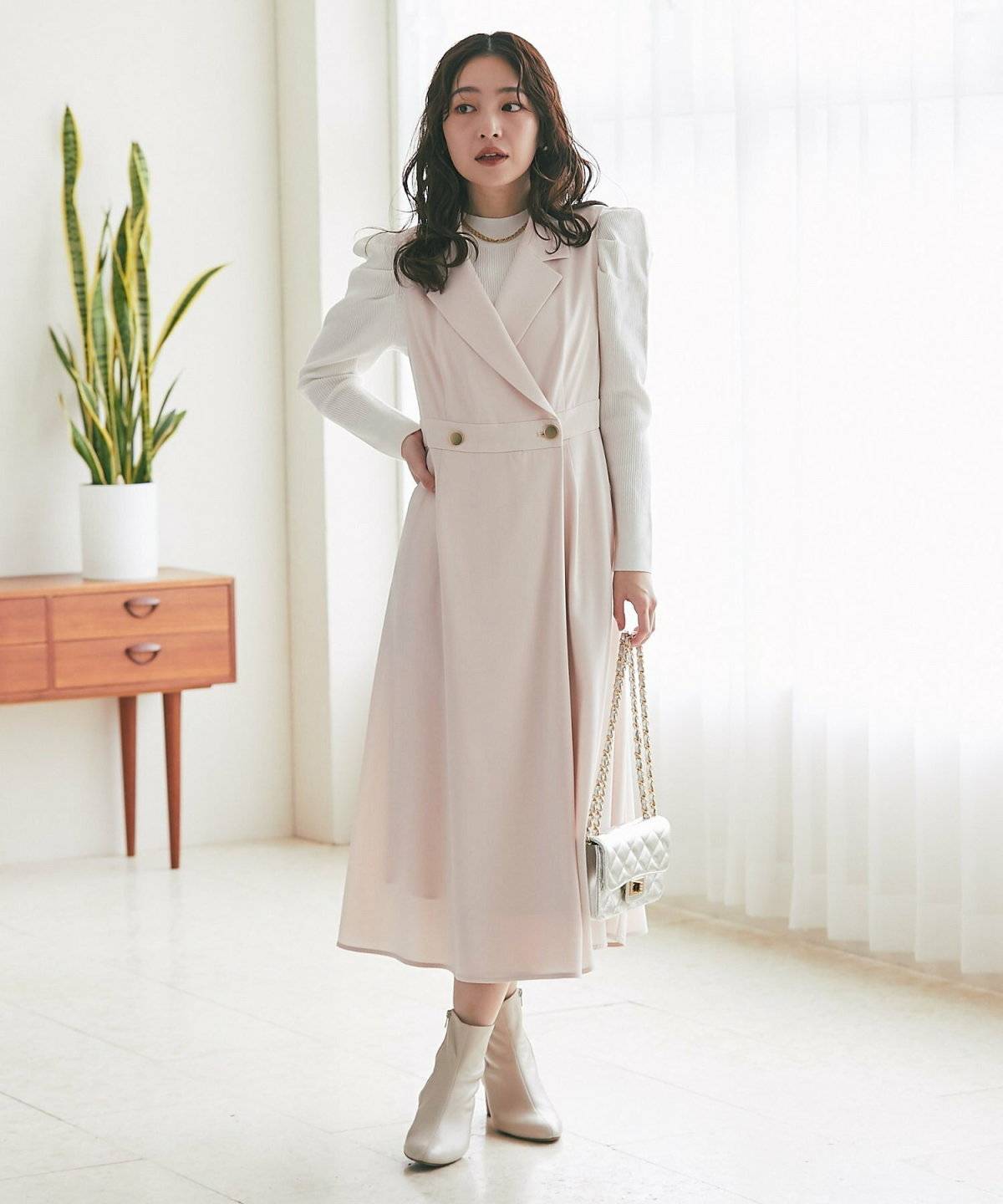 オールホワイトコーデの女性