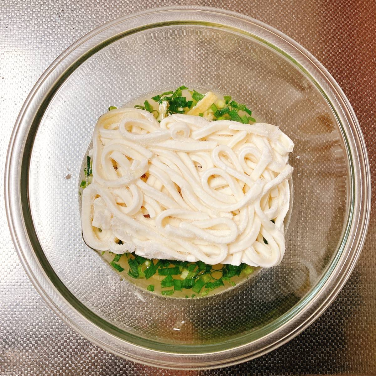 テーブルマーク公式の「レンジ1回で!ポカポカしょうがのとろたまうどん」のレシピ