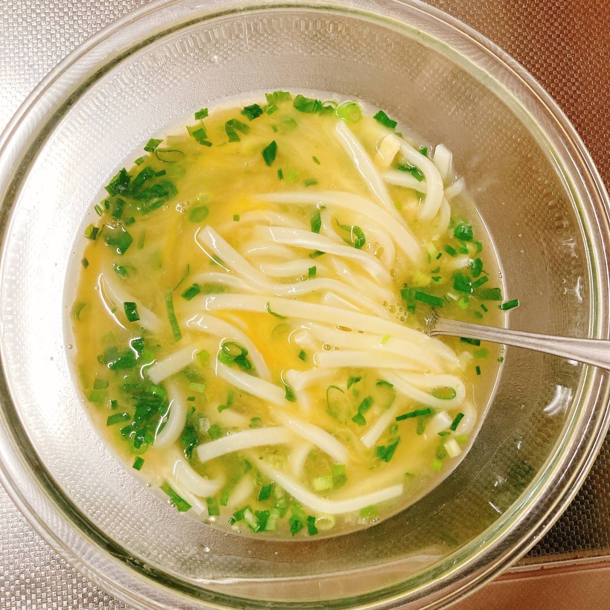 テーブルマーク公式の「レンジ1回で!ポカポカしょうがのとろたまうどん」のレシピ