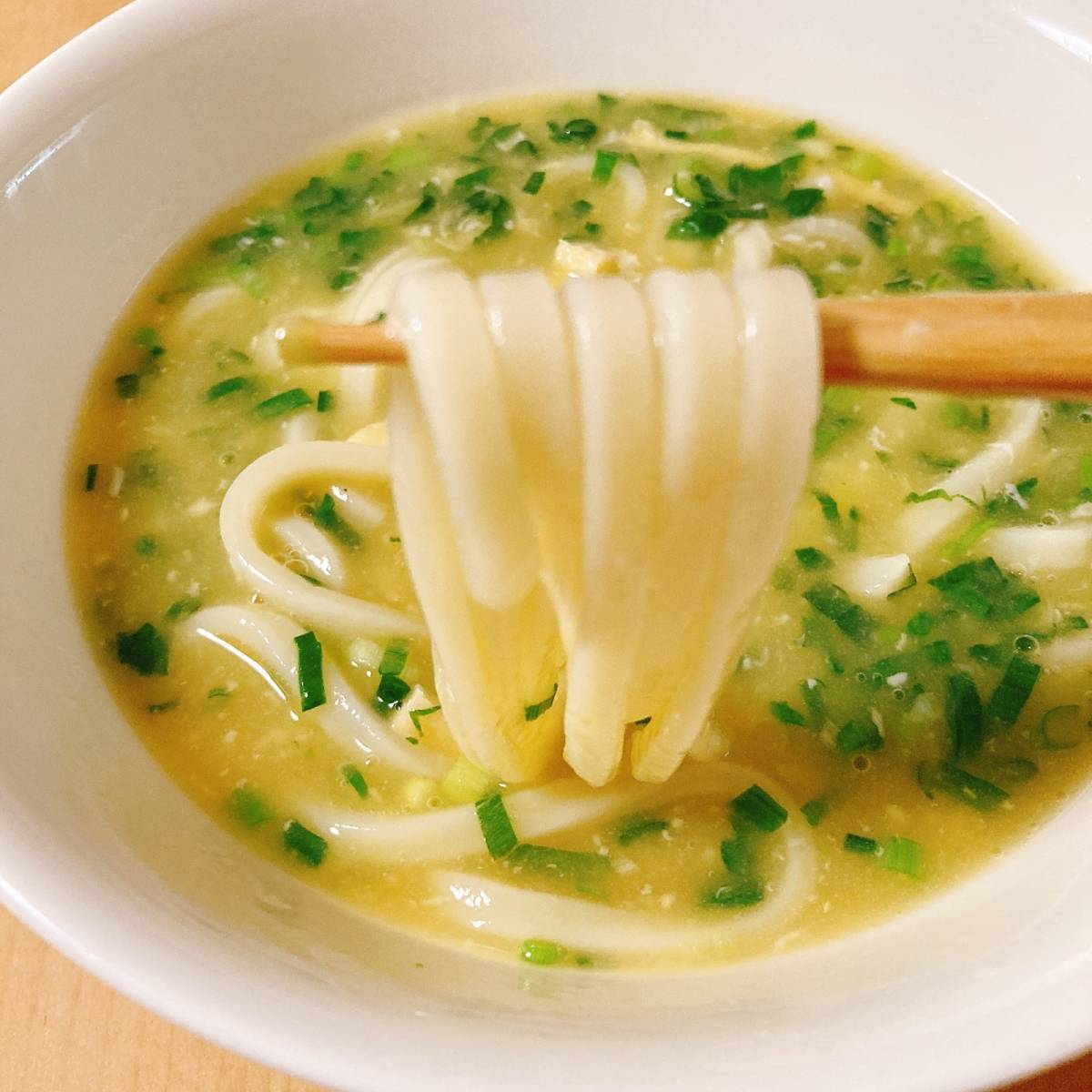 テーブルマーク公式の「レンジ1回で!ポカポカしょうがのとろたまうどん」のレシピ