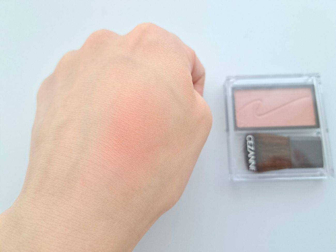 CEZANNE(セザンヌ) チークブラッシュ 01フォギーローズの手元スウォッチ