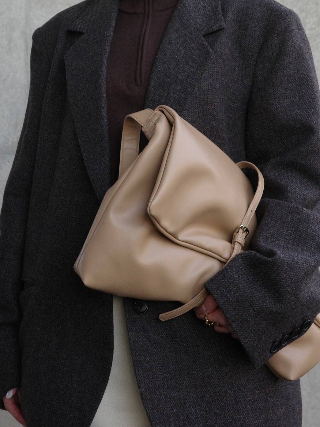 ベージュのフラップショルダーバッグ
